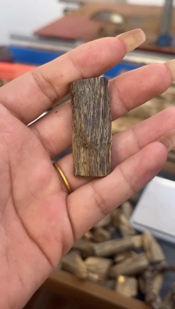 沉香吊坠随型料4
