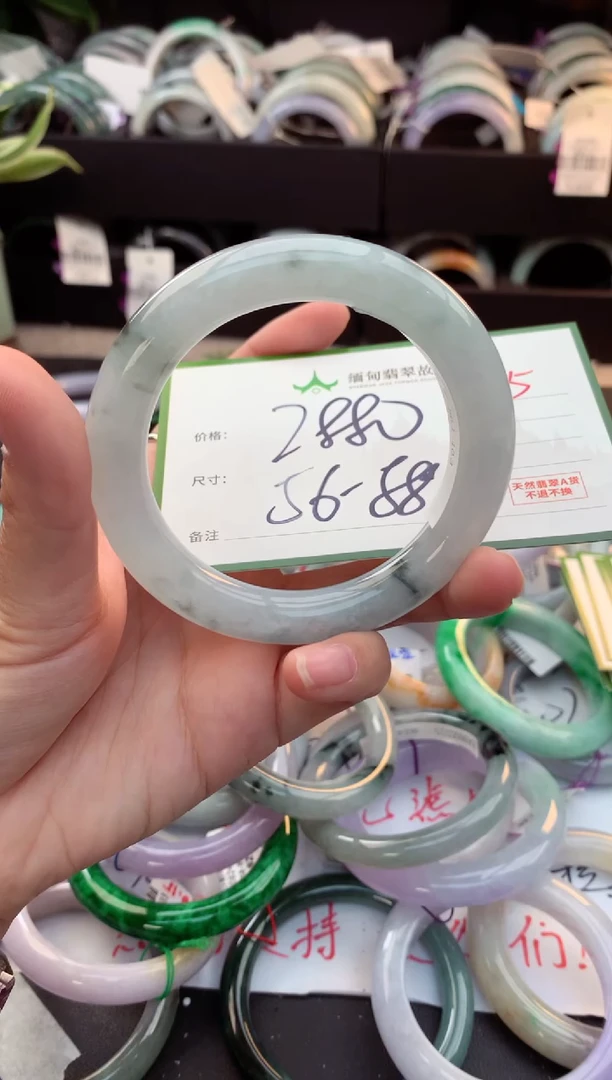未镶嵌定制翡翠毛货需精细抛光+多人