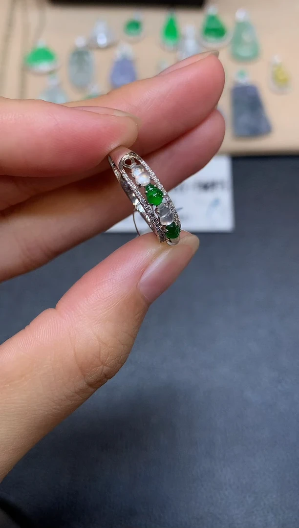 18K金镶嵌戒指翡翠葫芦【无服务费