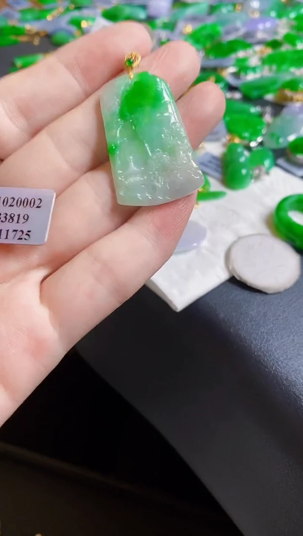 翡翠18K金镶嵌颈饰吊坠