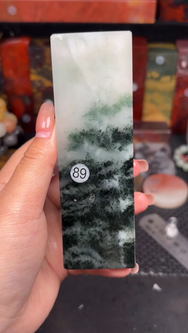 玉桂林鸡血玉摆件 编号：89