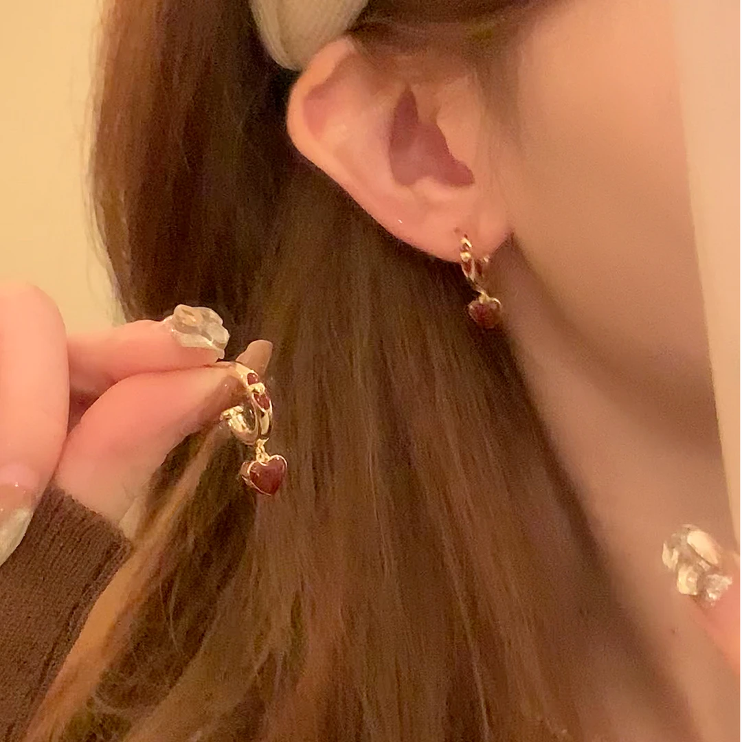 铜合金锆石耳饰 秋冬气质复古安可拉红爱心耳环女精致耳圈耳饰
