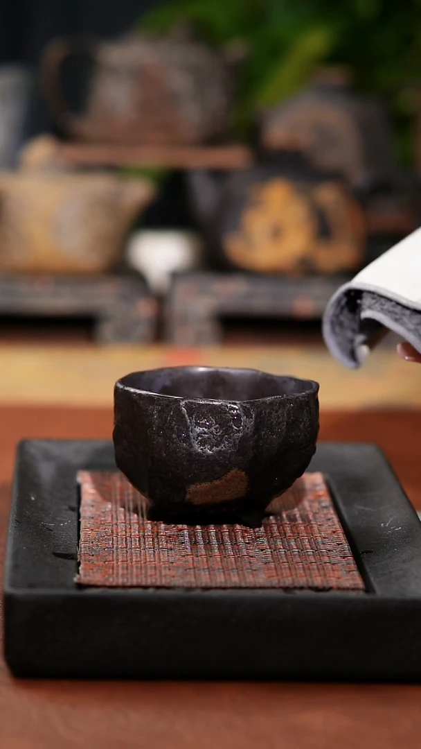 归玉堂冰碛岩重工雕刻三足手凿杯