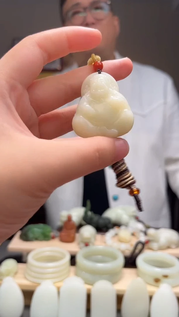 颈饰未镶嵌和田玉吊坠