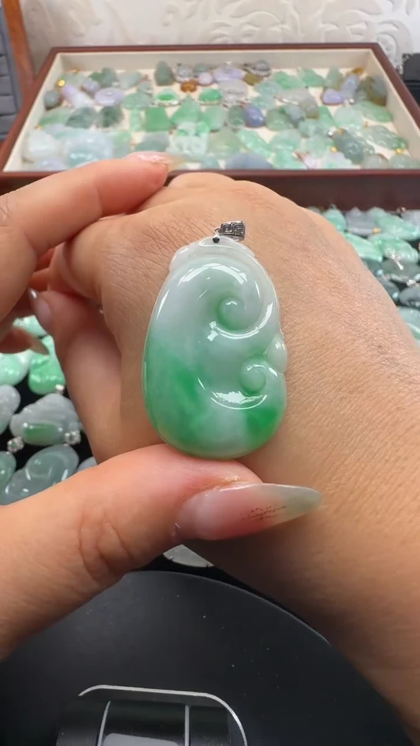 吊坠(不含链)18K金镶嵌翡翠如意