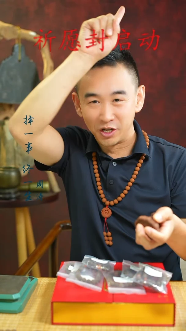 （红麝精华一个牌子随机发+一个文创）