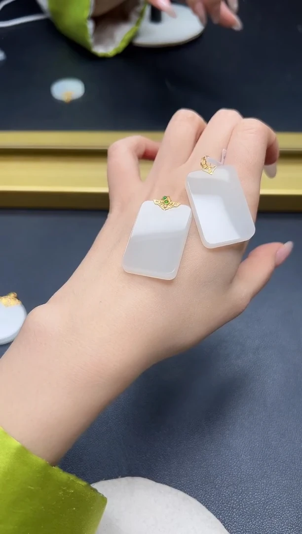 颈饰18K金镶嵌和田玉白玉无事牌吊坠 35*23*5