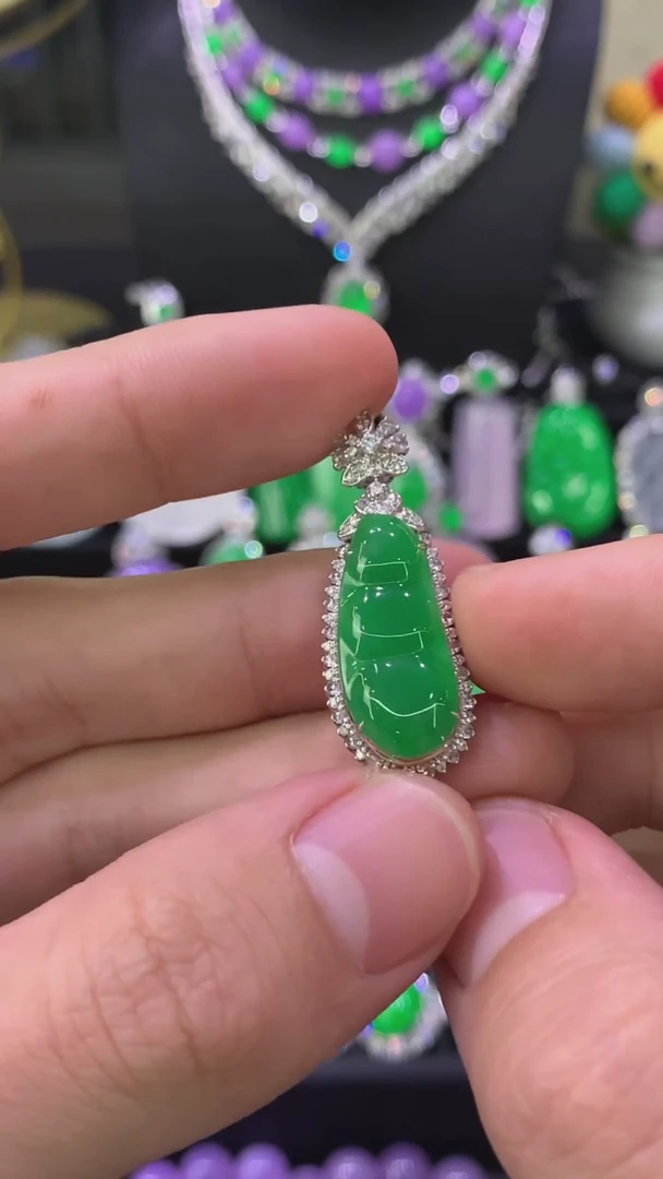 颈饰18K金镶嵌翡翠吊坠