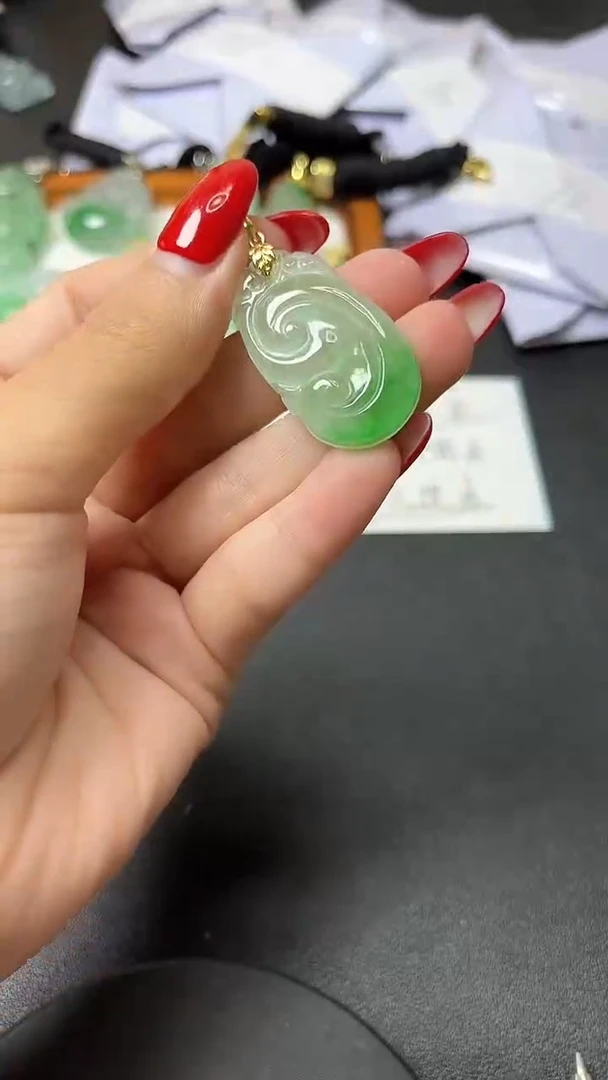 翡翠未镶嵌颈饰料裴翠时尚女士精品吊坠