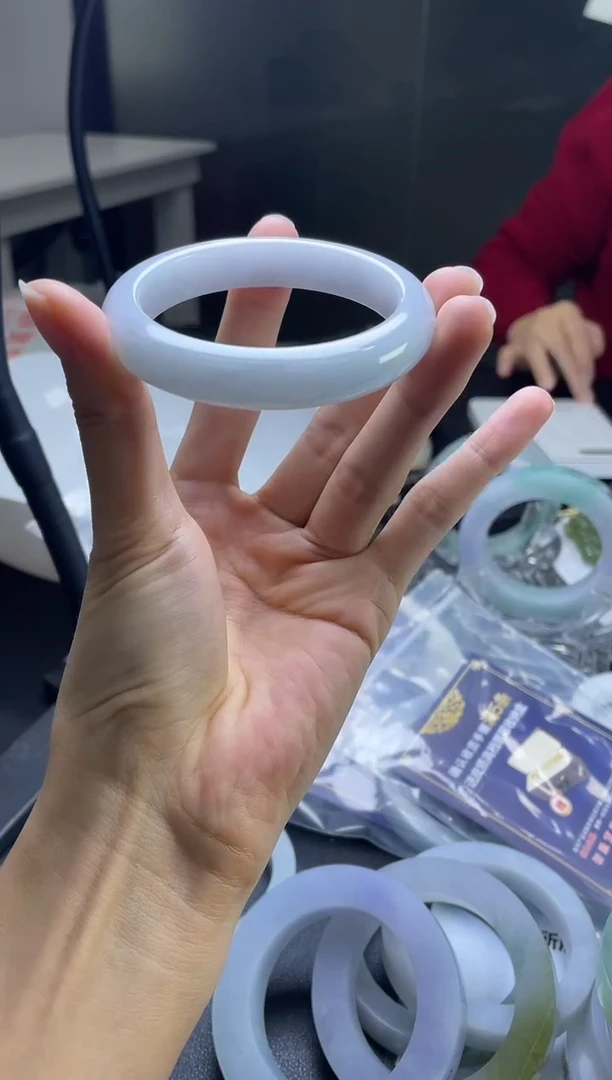 未镶嵌手镯定制翡翠?**?手镯