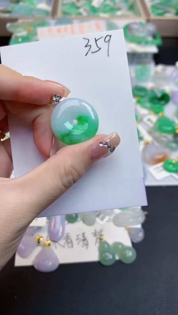 颈饰18K金镶嵌翡翠天然缅甸a货翡翠