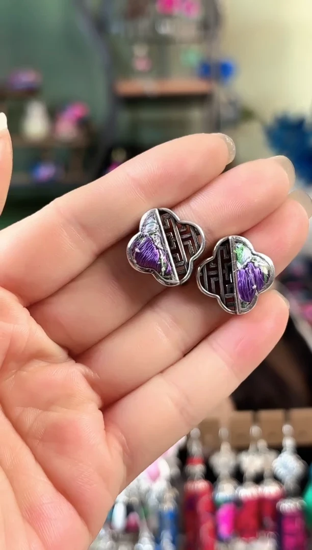 彩云南阁非遗老绣苗银饰品692