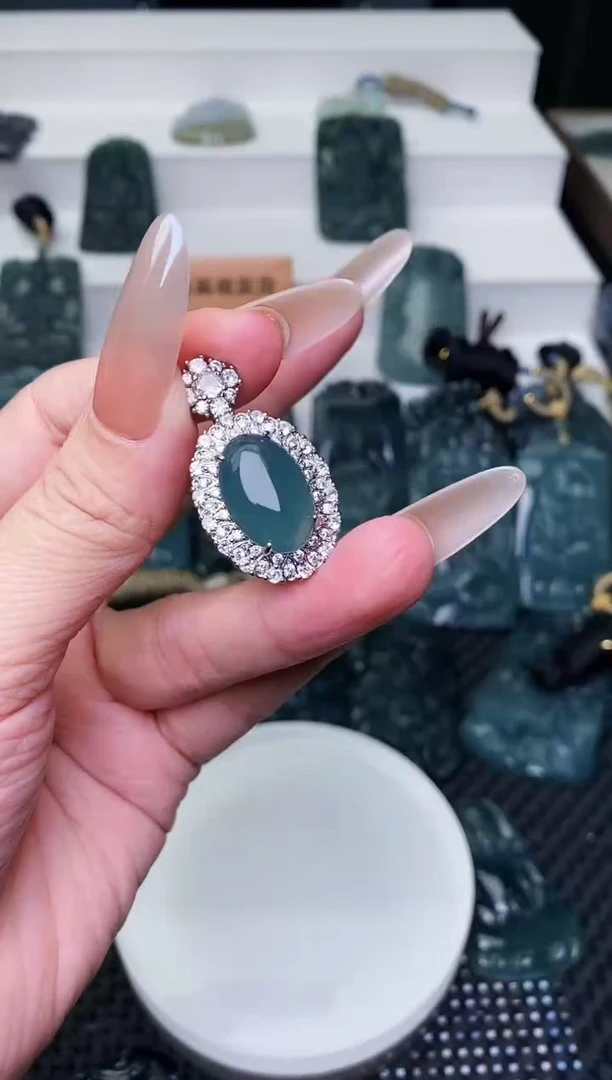 颈饰未镶嵌翡翠