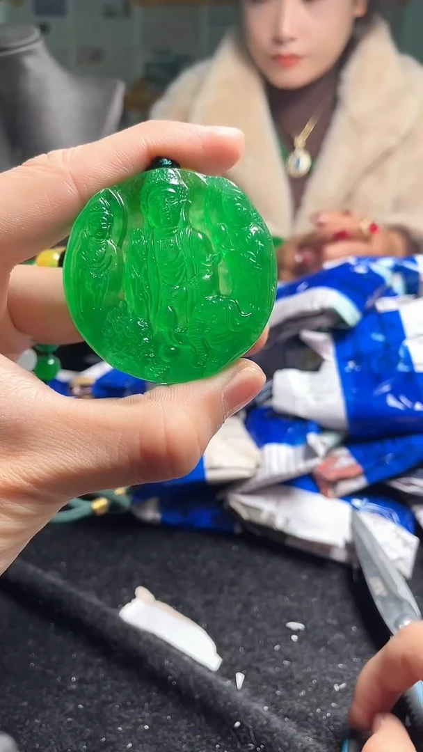 猛子收货满绿吊坠