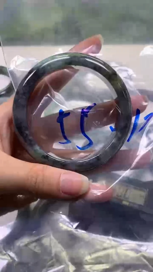 翡翠手镯未镶嵌翡翠