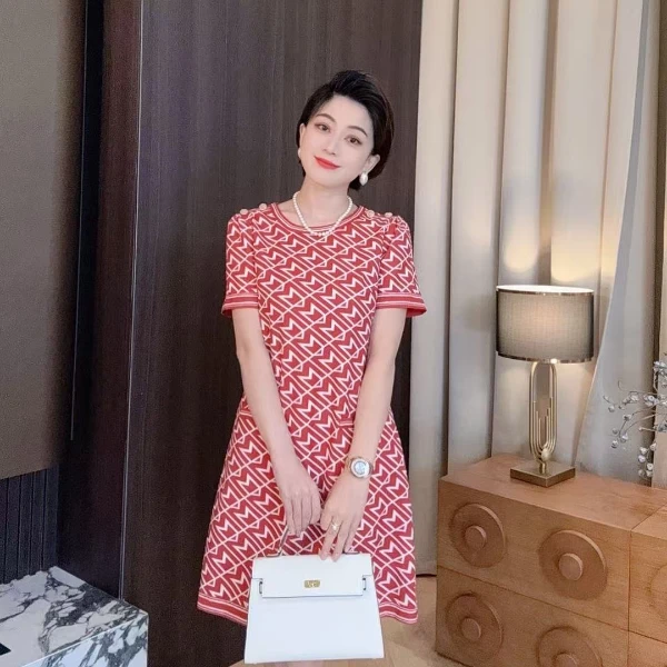 夏季轻奢气质收腰A字时尚显瘦活力减龄圆领短袖印花字母连衣裙