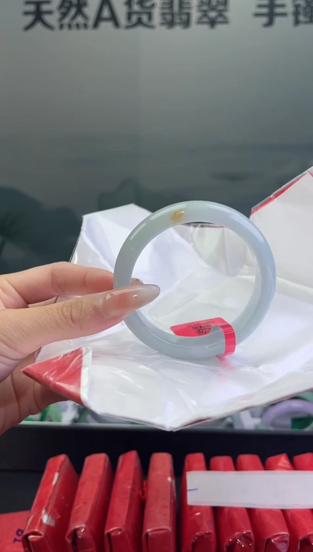 翡翠手镯未镶嵌翡翠手镯