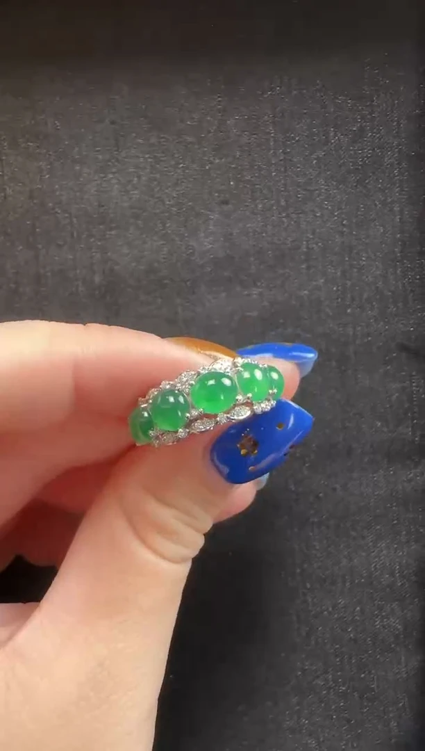 18K金镶嵌戒指翡翠200蛋面一只