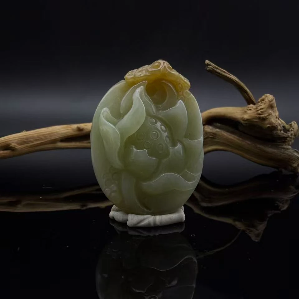 和田玉且末带糖向阳花吊坠0419