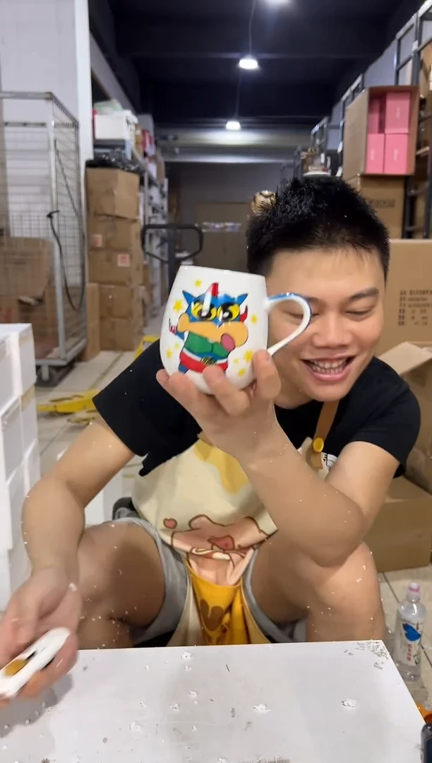 瓷片蓝色小新大肚杯