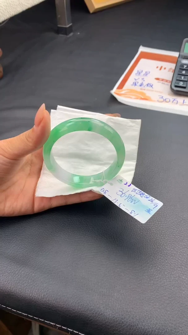 未镶嵌手镯翡翠自带#送人#，联系客服核对地址~