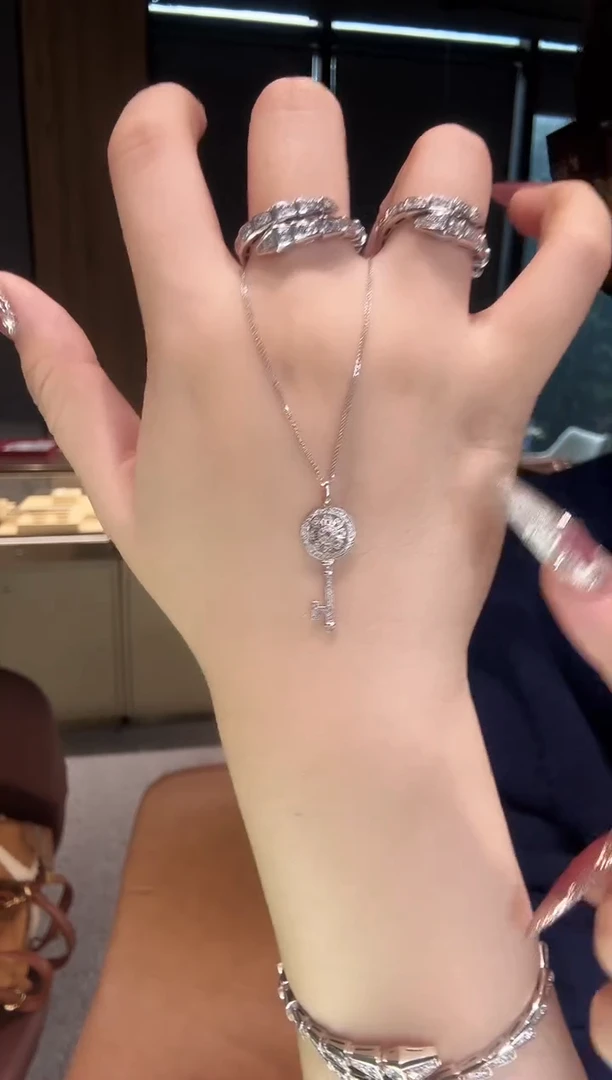 【闪购商品】钻石吊坠（不含链）18K金镶嵌太阳花钥匙