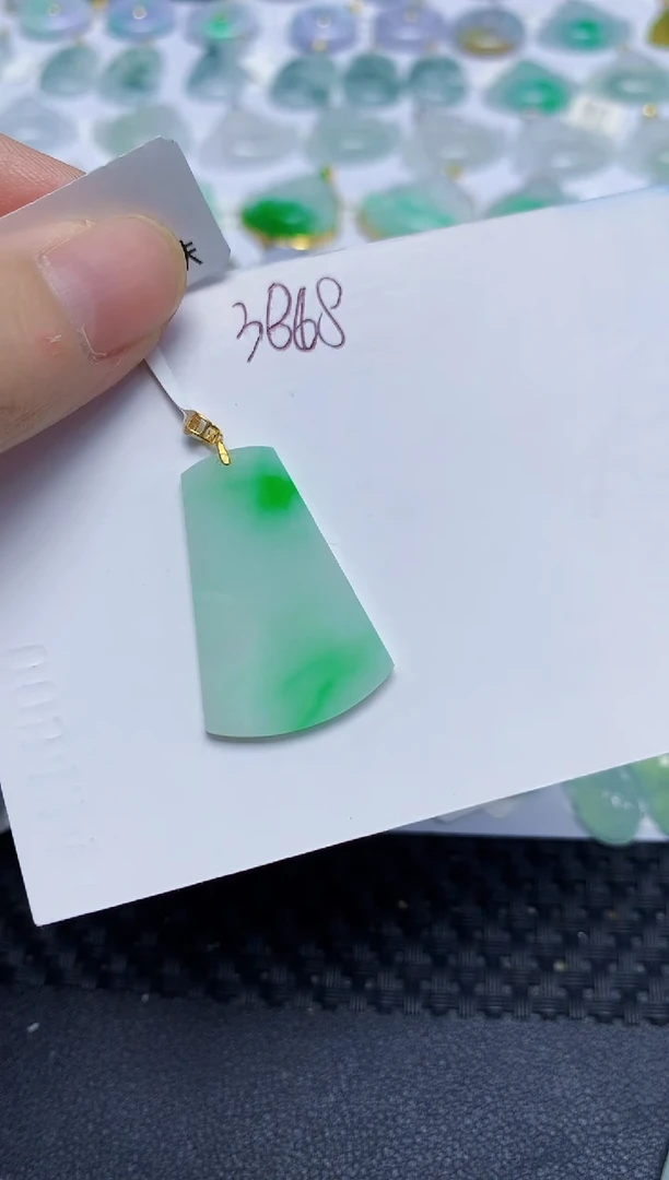 翡翠18K金镶嵌颈饰天然缅甸翡翠A货