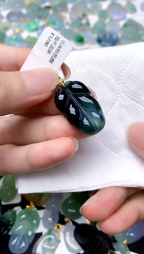 颈饰18K金镶嵌翡翠天然A货翡翠