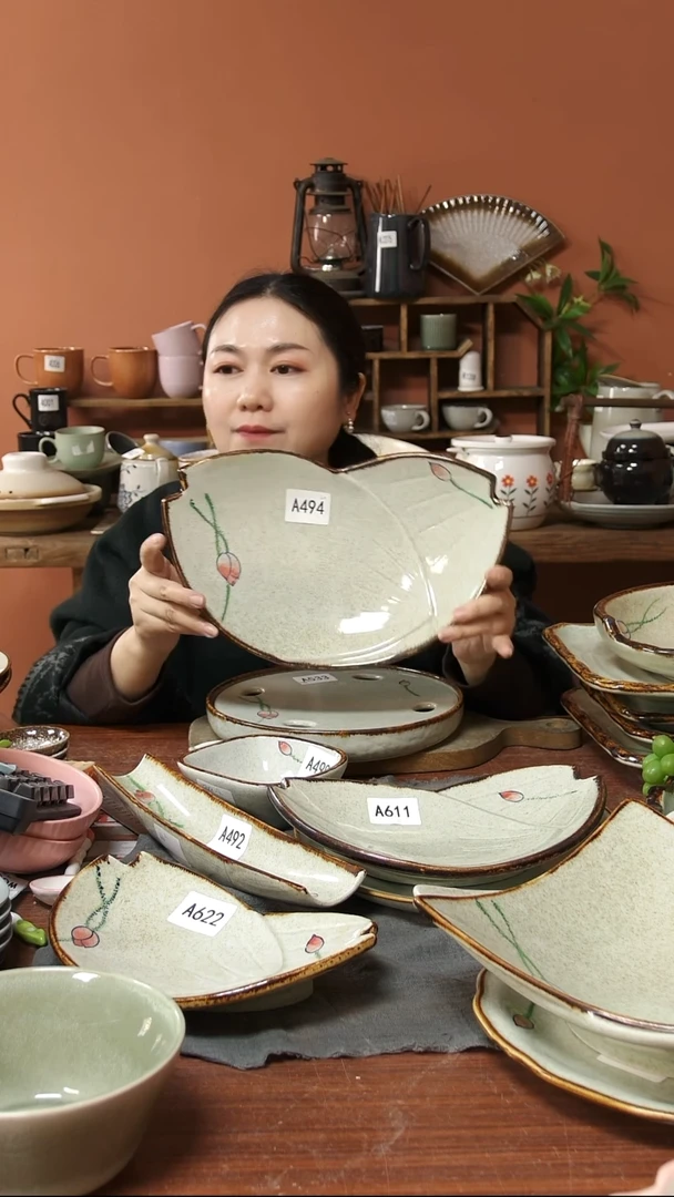 陶瓷A494 一只陶瓷荷花异形椭圆盘可能微瑕