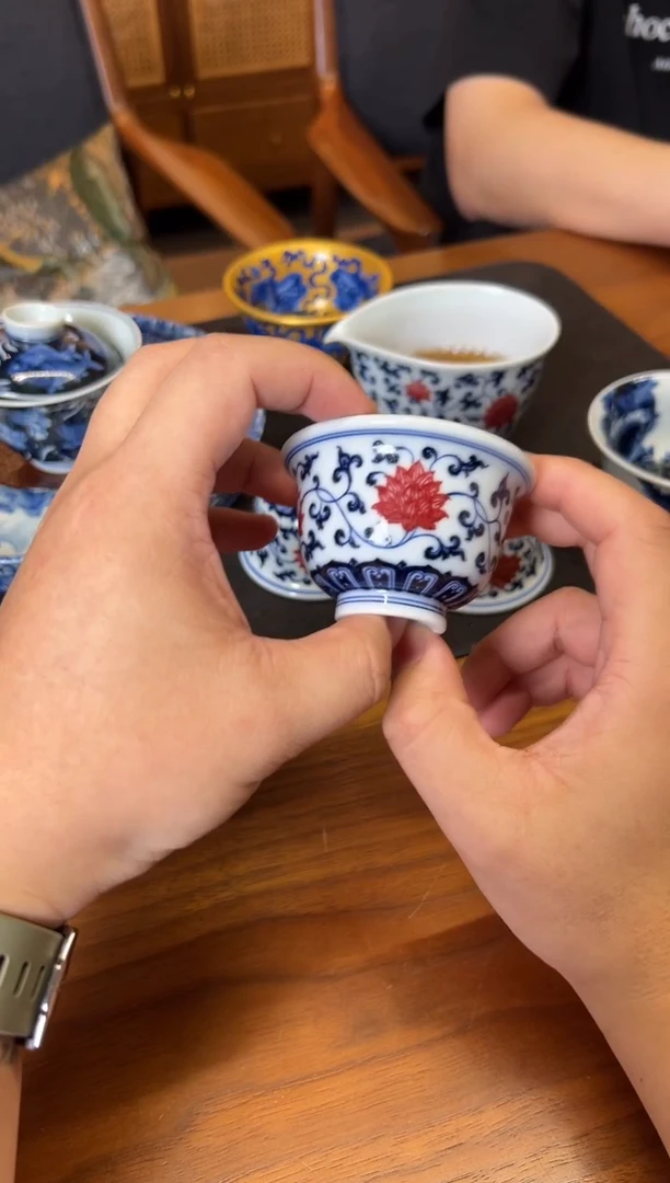 （预售）荣器青花釉里红缠枝莲小压手杯