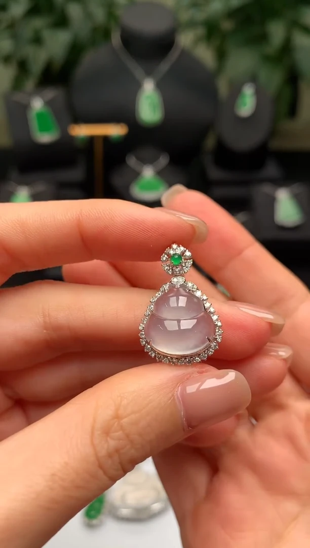 颈饰18K金镶嵌翡翠葫芦