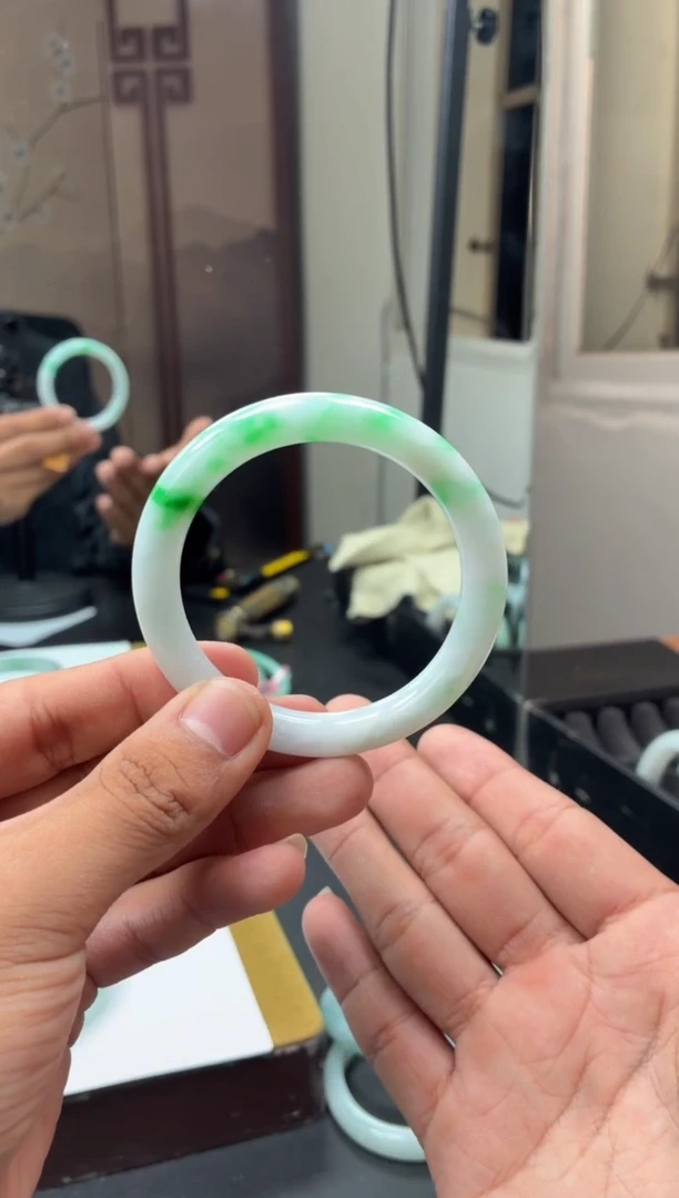 未镶嵌手镯翡翠牛奶果冻底飘辣绿花 5号 圆条 53-54圈口 （微细纹）