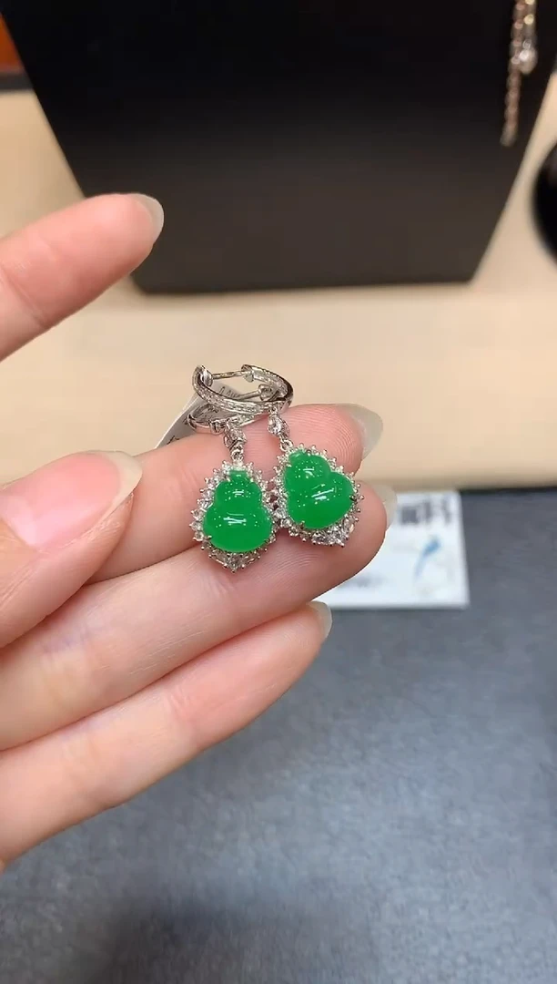 18K金镶嵌翡翠耳饰葫芦【无服务费
