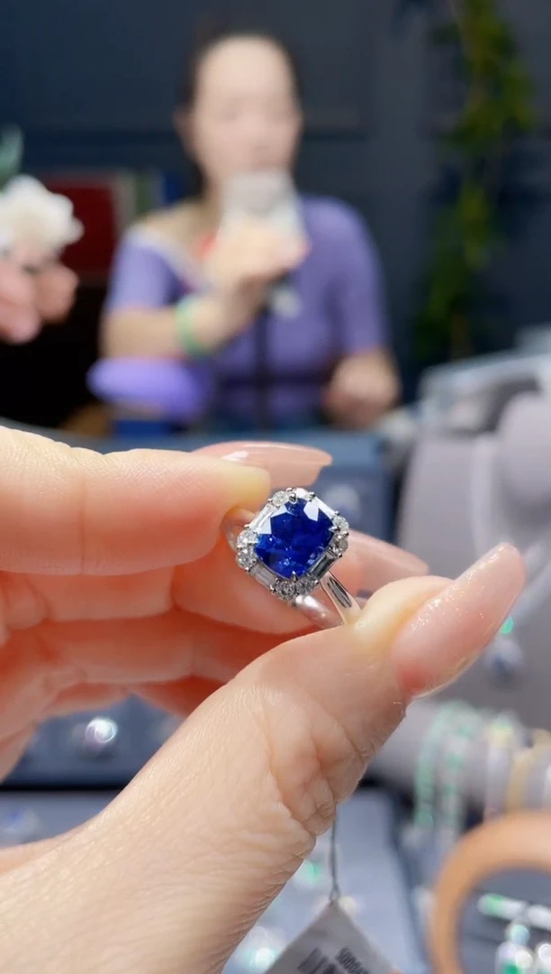 蓝宝石戒指18K金镶嵌2.12克拉