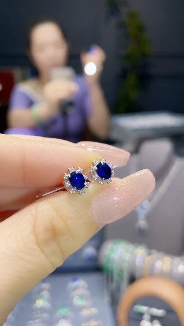 蓝宝石耳钉18K金镶嵌0.95克拉