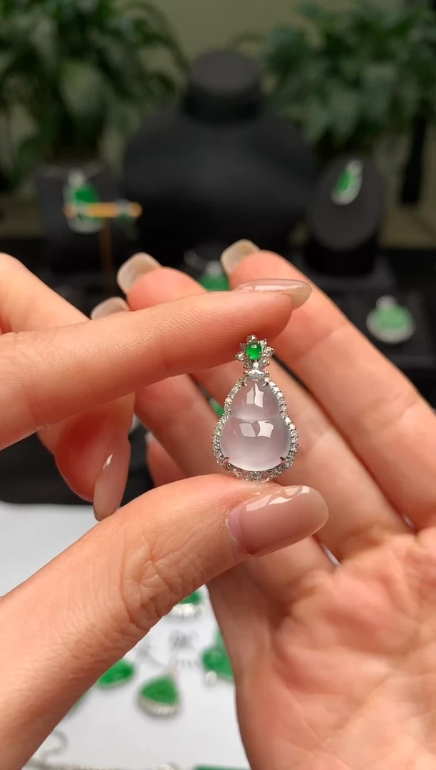 颈饰18K金镶嵌翡翠葫芦