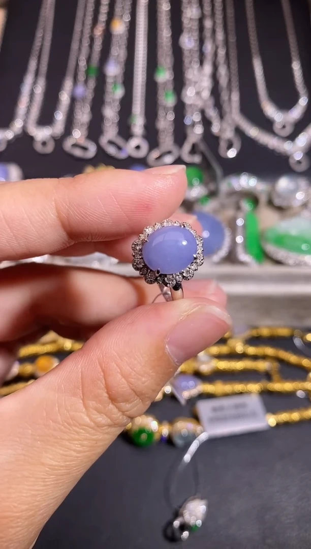 颈饰18K金镶嵌翡翠戒指