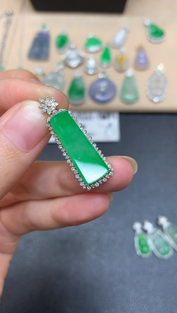 颈饰18K金镶嵌翡翠无事牌【无服务费