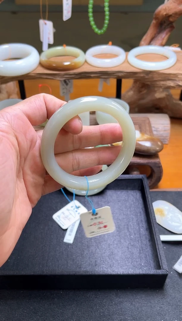 和田玉手镯未镶嵌且末青白手镯  58+圈9010537