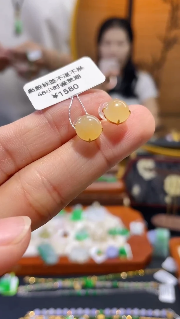 颈饰18K金镶嵌翡翠耳钉