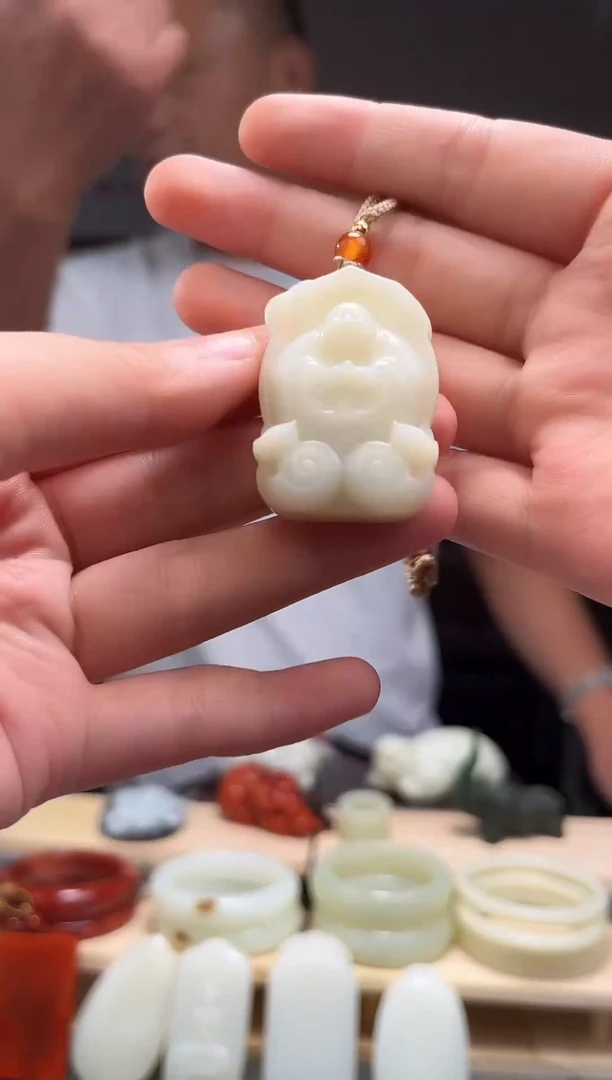 颈饰未镶嵌和田玉吊坠