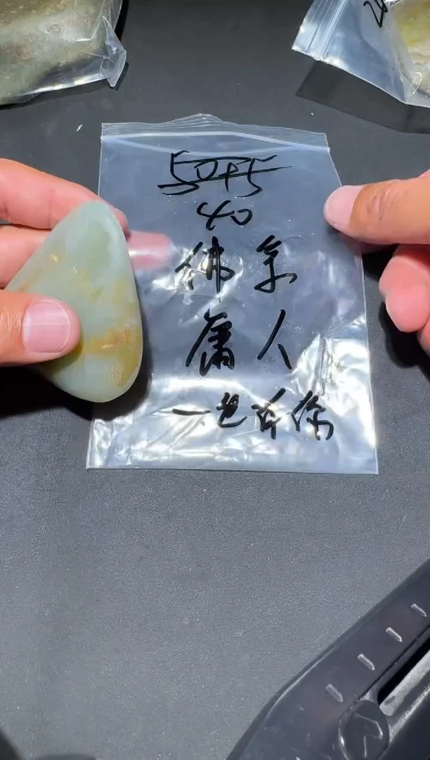 未镶嵌和田玉（糖玉）车挂和田玉