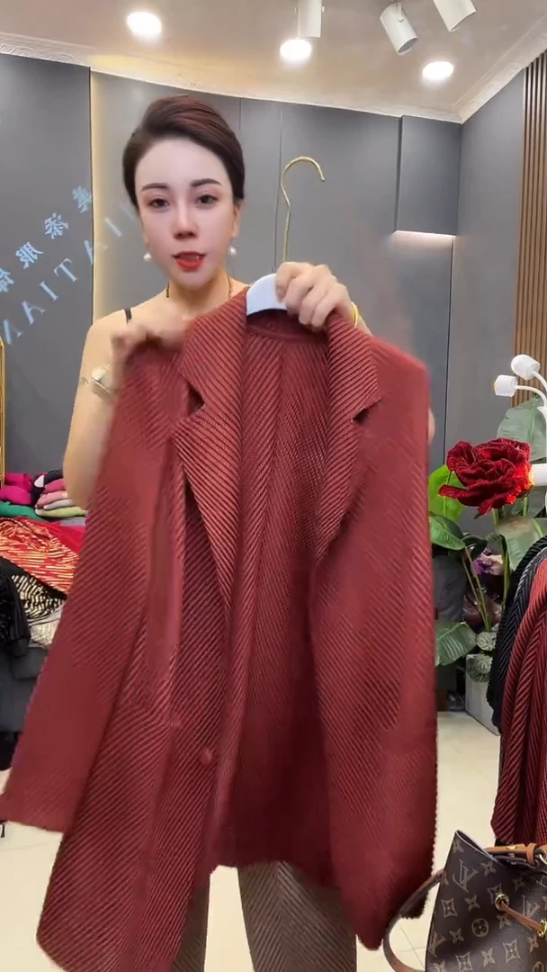 聚酯纤维（涤纶）砖红色 西服