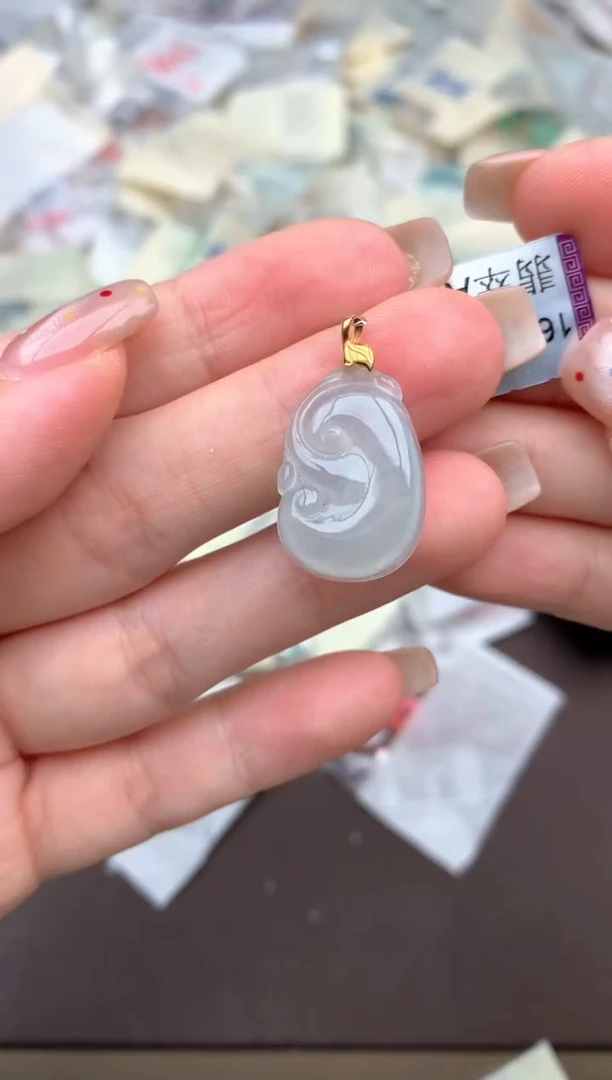 18K金镶嵌挂件翡翠一