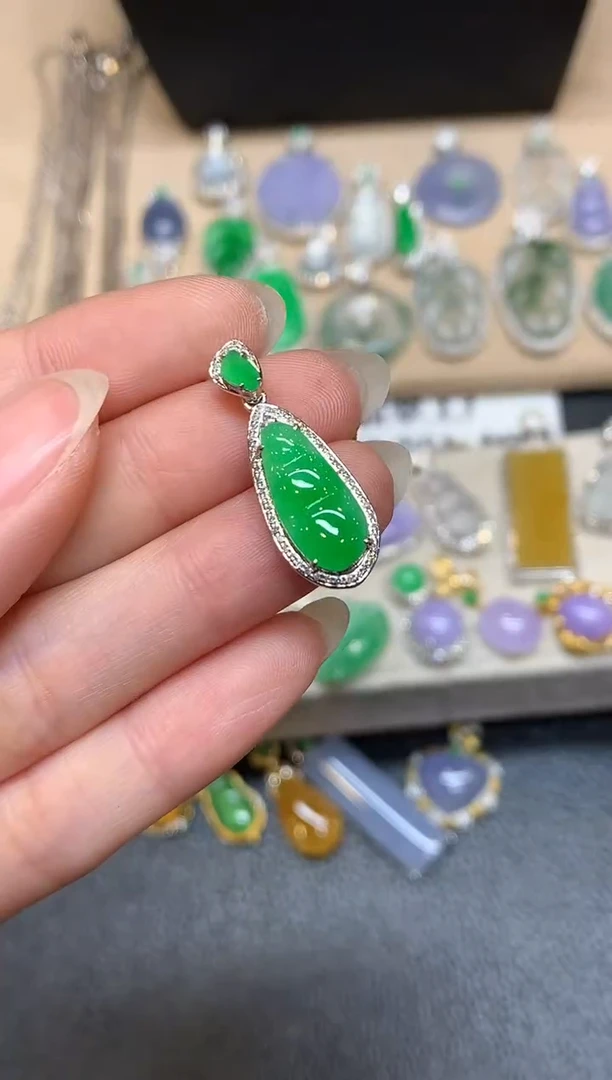 颈饰18K金镶嵌翡翠福豆【无服务费