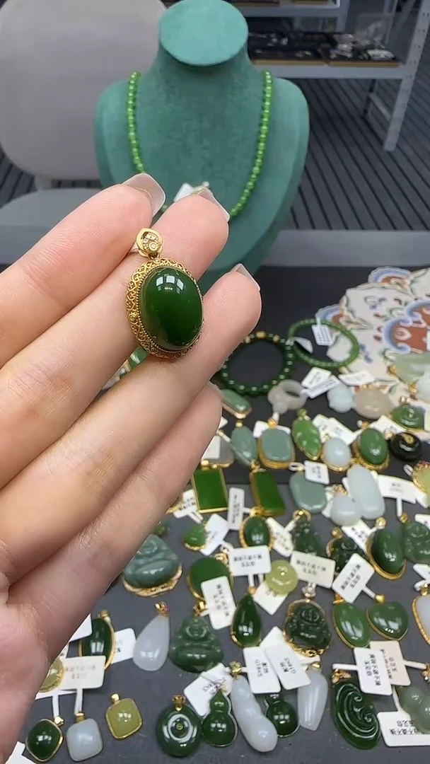 18K金镶嵌和田玉挂件1