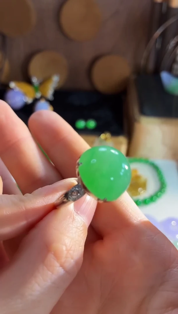 18K金镶嵌戒指翡翠戒指