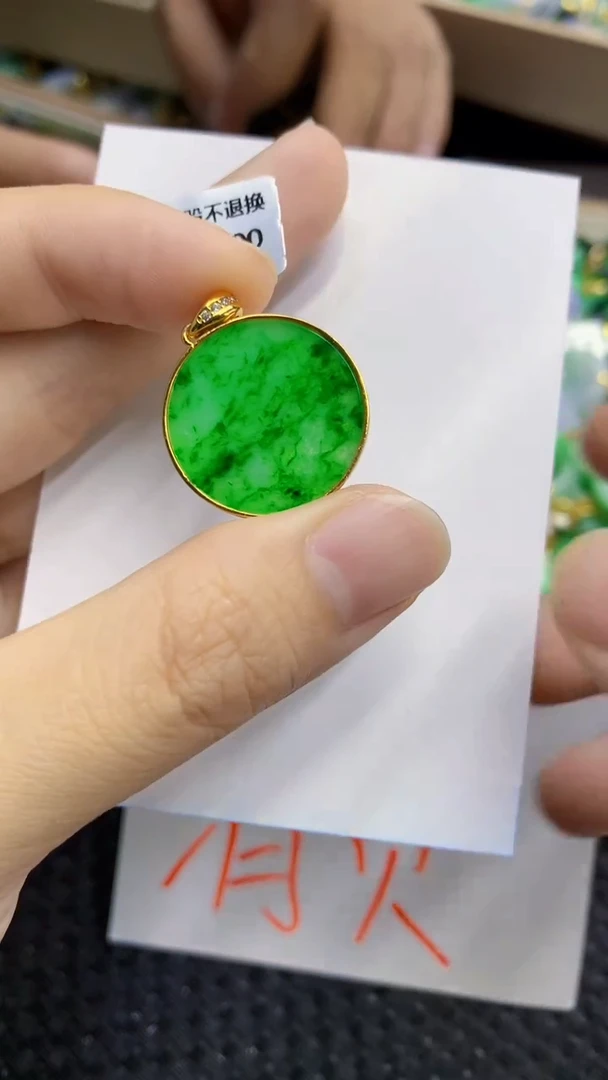 翡翠未镶嵌颈饰             1