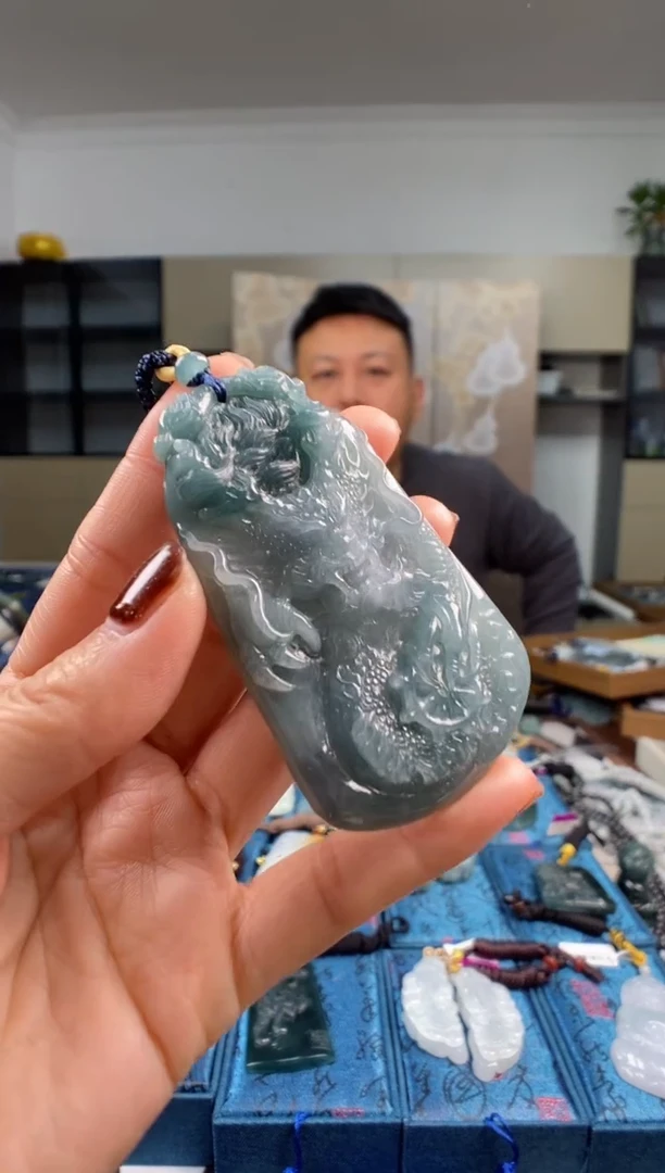 颈饰未镶嵌翡翠  多样性发其一
