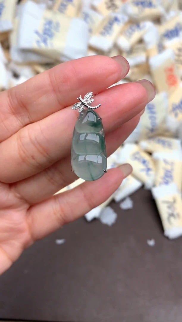 翡翠挂件18K金镶嵌一